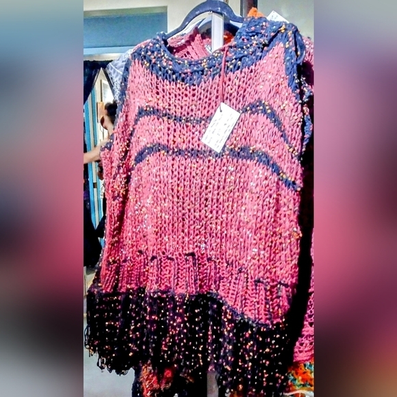 NWT One-Of-A-Kind Knitted Hooded Cold Shoulder Sleeveless Sweater With Fringe - Picture 6 of 9